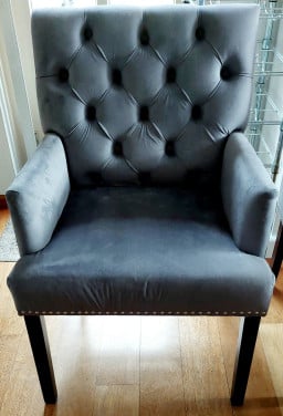 2 eetkamerstoelen/fauteuils gecapitonneerd