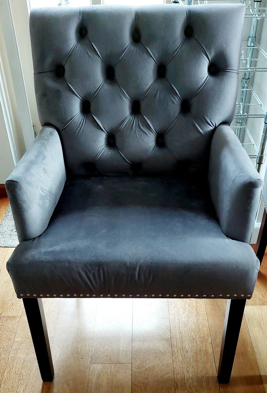 2 eetkamerstoelen/fauteuils gecapitonneerd