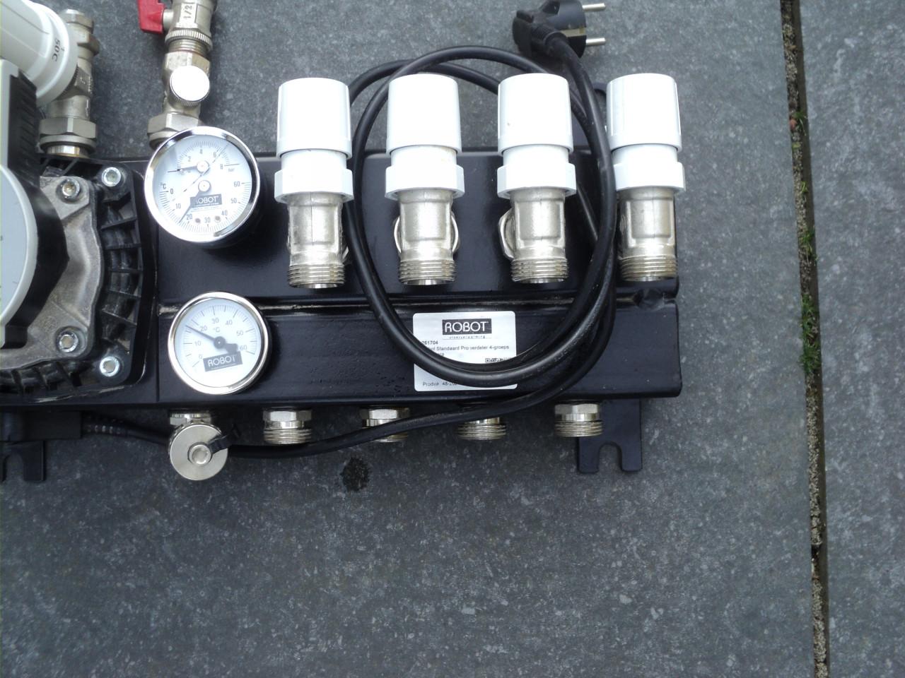 Vrijwel nieuwe 4 groep verdeler vloerverwarming energie zuinig