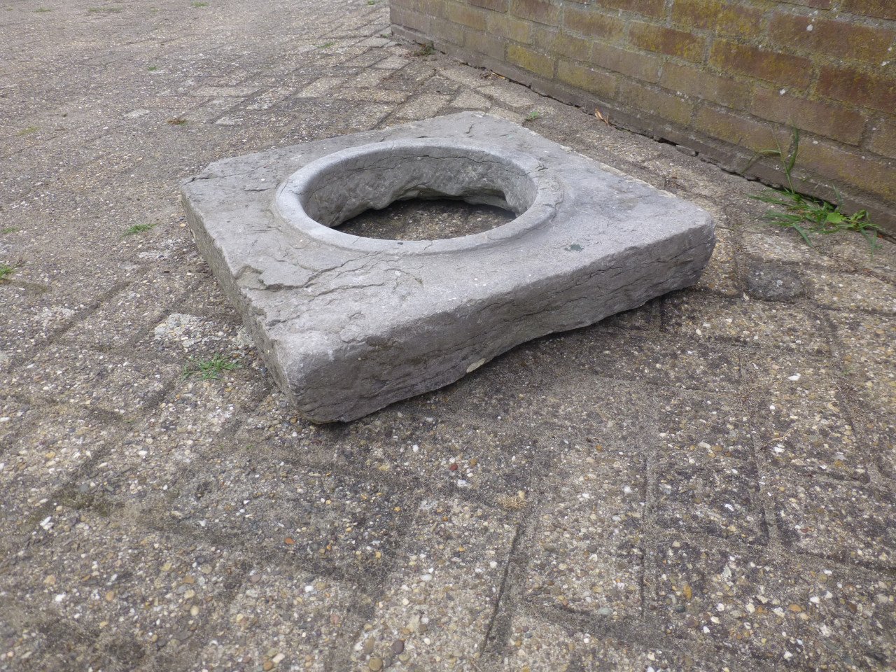 Natuurstenen afwerking voor een waterput