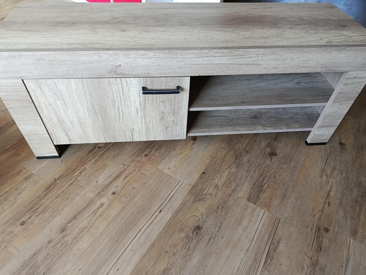 Gratis: Audiomeubel en salontafel