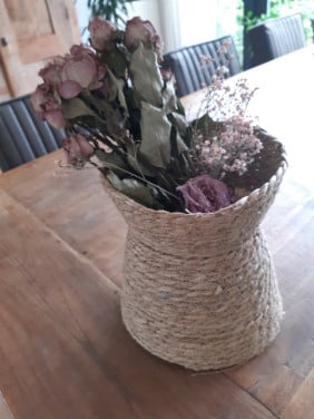 Mand met droog bloemen geen koeriersdiensten