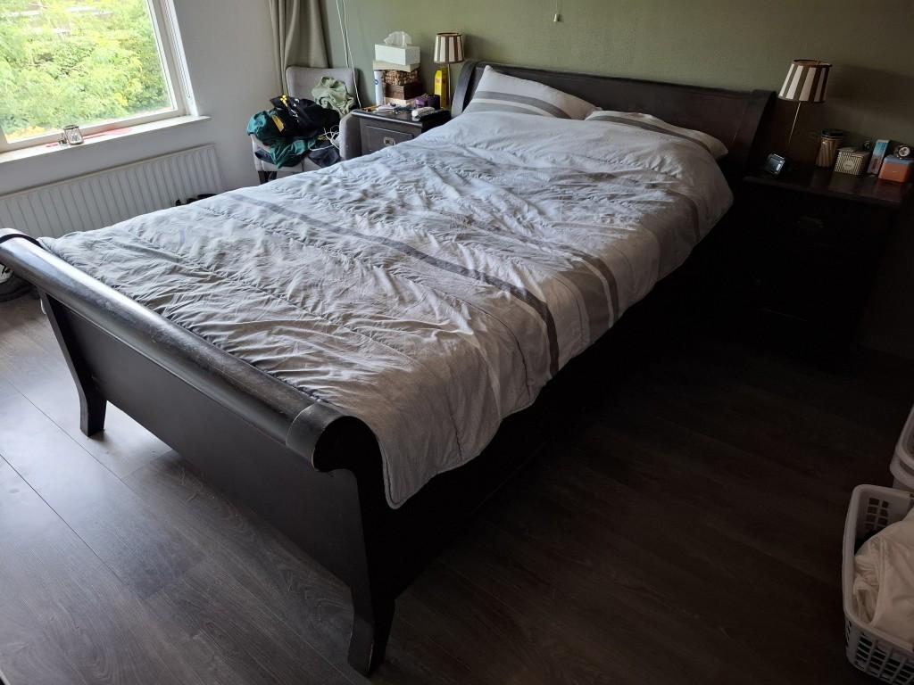 Tweepersoonsbed 140x200 met opberglades en verstelbare lattenbodems
