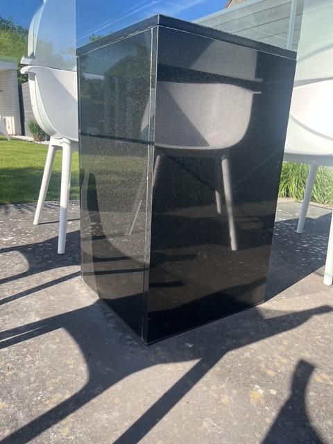Glazen vierkante tuin eettafel met zwart granieten voetkolom
