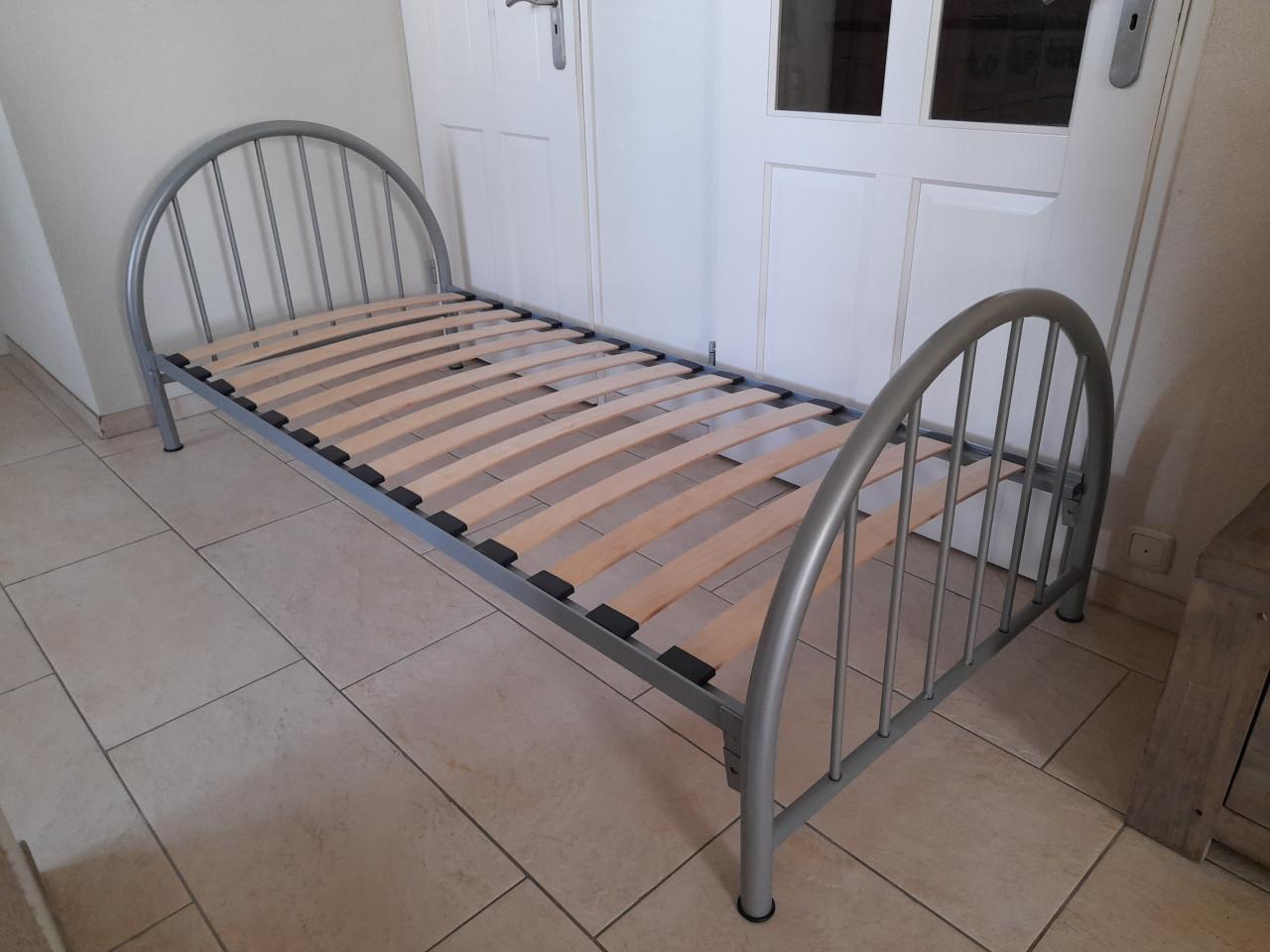 Grijs metalen 1 persoons bed 90 x 200 ( in goede staat )