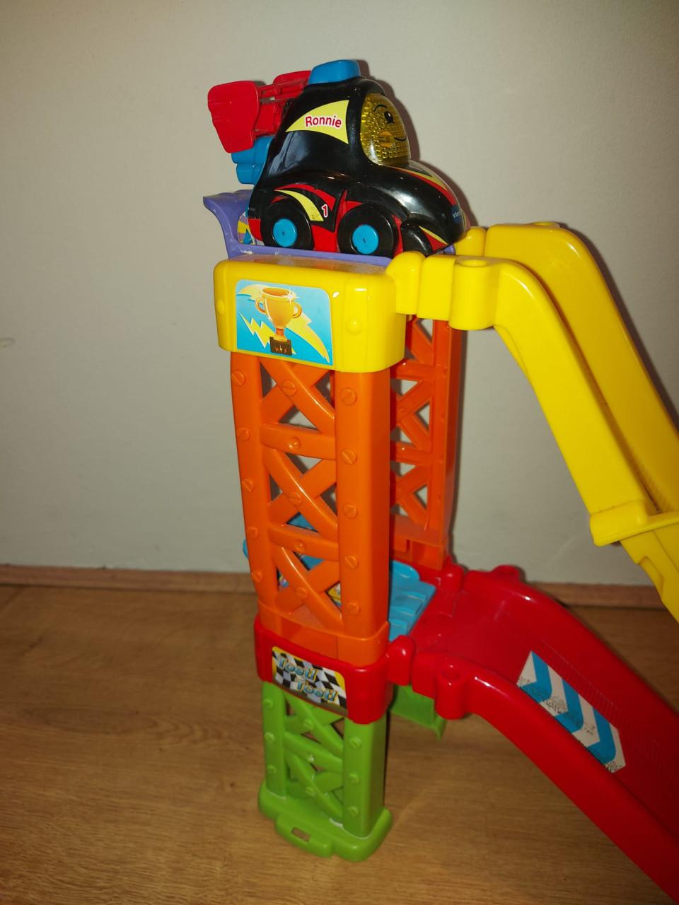 Z.g.a.n. Vtech Toet Toet 3-in-1 racebaan met Ronnie auto