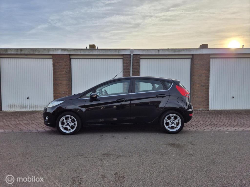 Ford Fiesta 1.25 titanium / dealeronderhouden / voorruitverwarming / stoelv