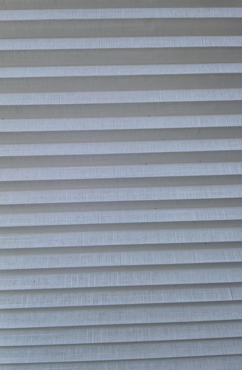 Luxaflex witte smalle lamellen horizontaal