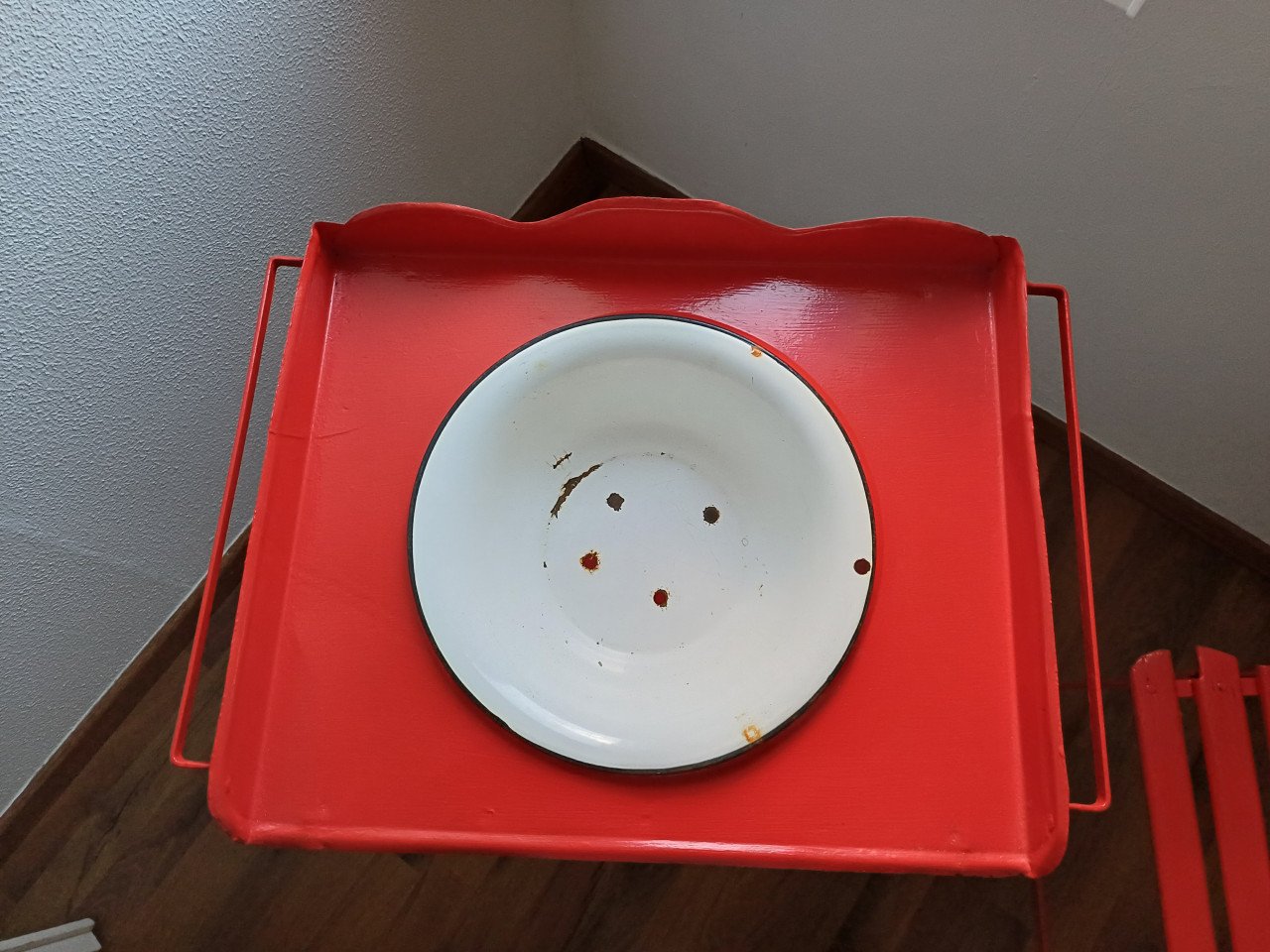 Brocante rood bistrostoeltje met wastafelmeubeltje met kom en los teiltje