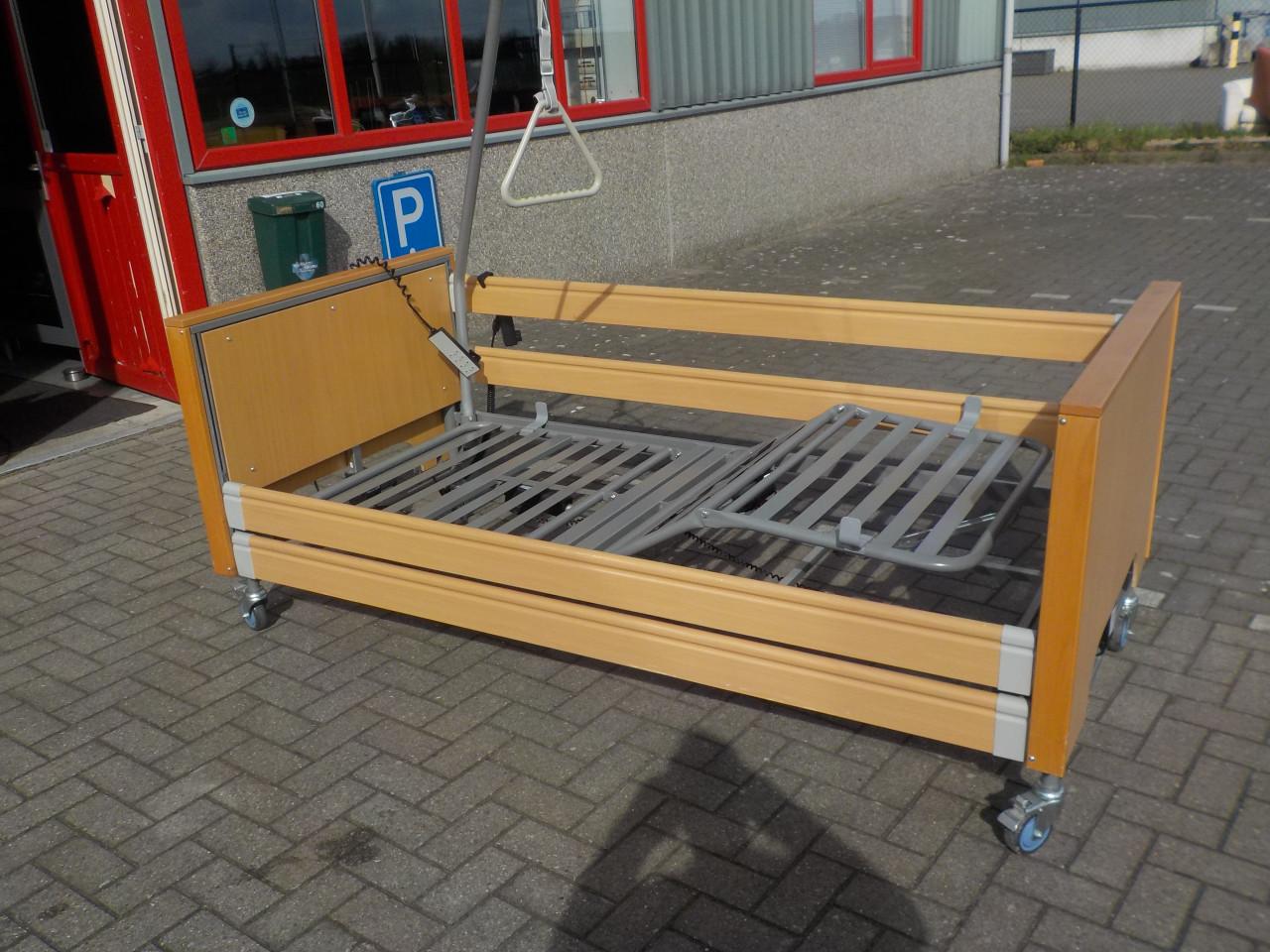 Elektrisch hoog/laag ledikant met pappegaai in zeer goede staat zonder matr