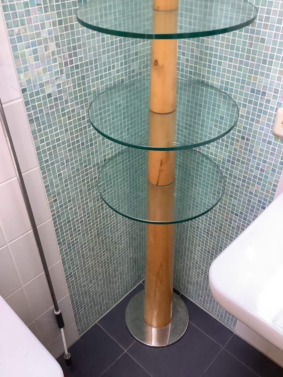 Houten paal met glazen platen