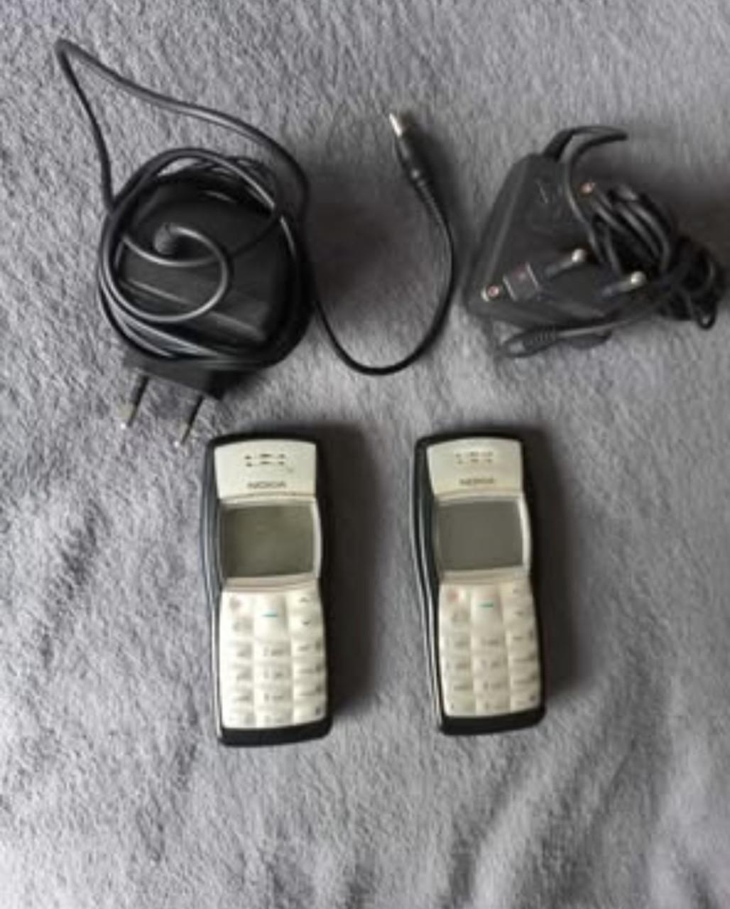 2 x Nokia 1100 mobieltjes.