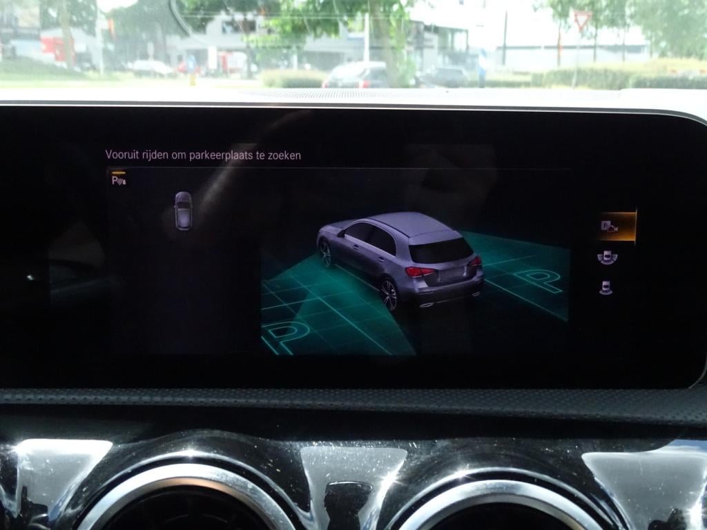 Mercedes-Benz A-Klasse 180 business solution amg | pano | widescreen
