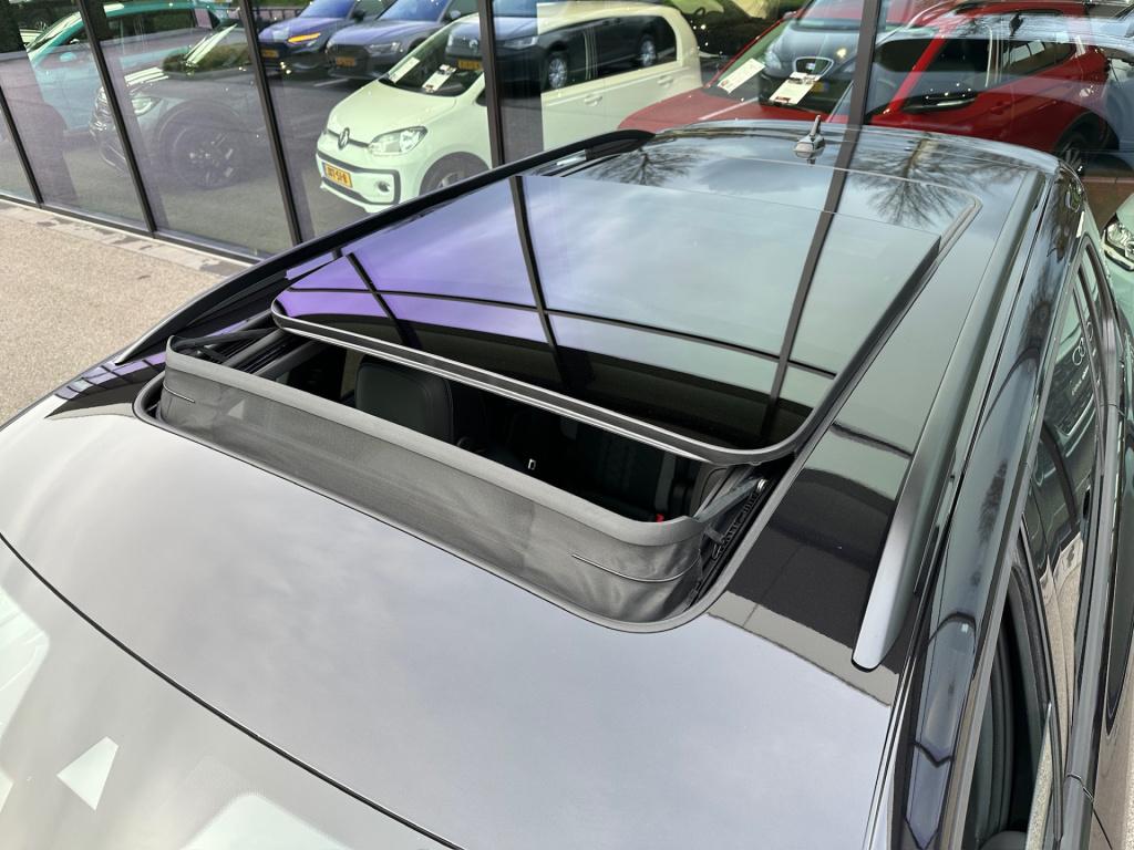 Volkswagen Tiguan 1.5 tsi 150pk dsg r-line | panoramadak | 20 inch | black 