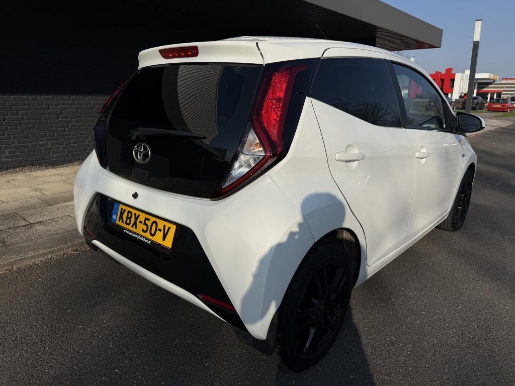Toyota Aygo 1.0 x-play - 22.000km - dealeronderhouden - carplay -