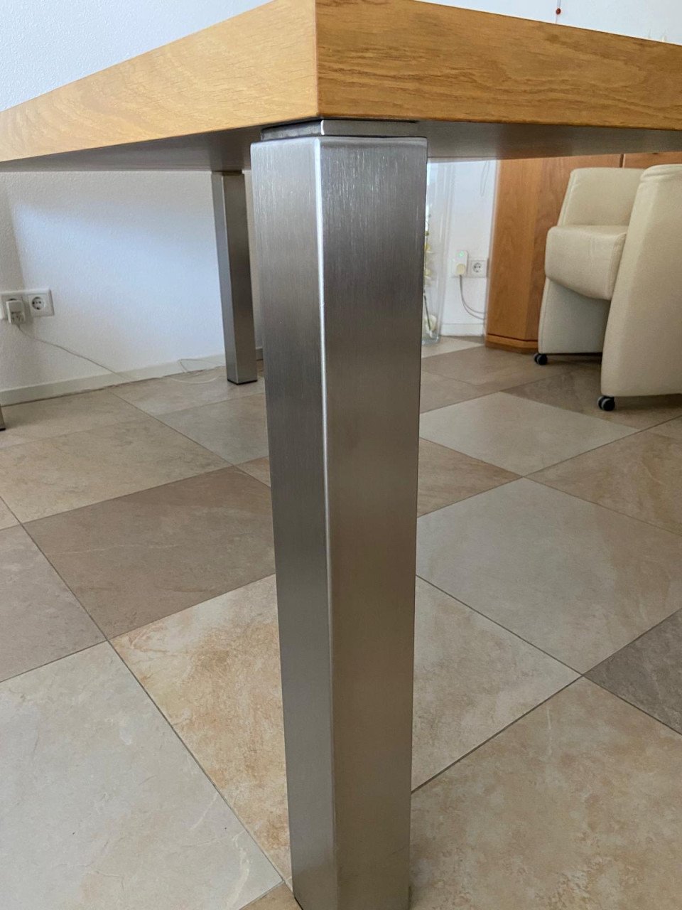 Moderne onbeschadigde eiken eettafel met RVS-poten