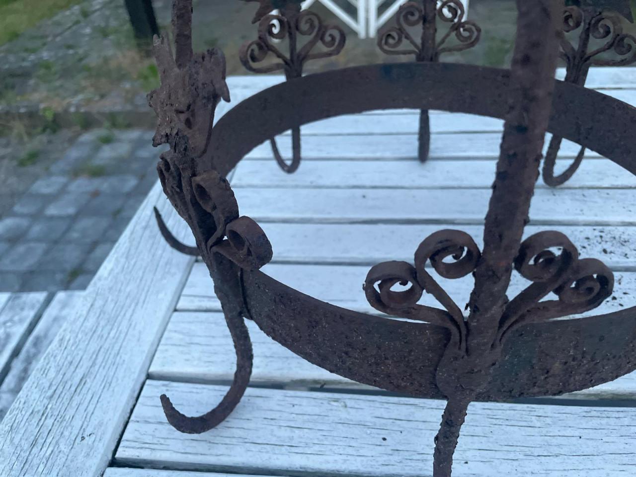 Ijzeren rek ter decoratie in de tuin