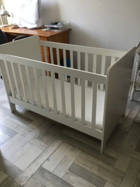 Wit babyledikantje