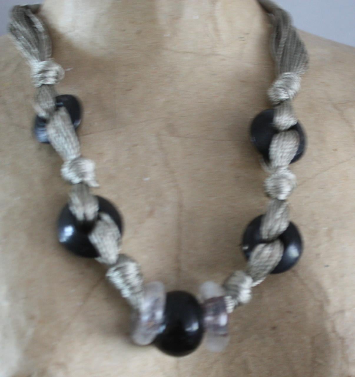 Ketting met toutjes wit met zwarte stenen