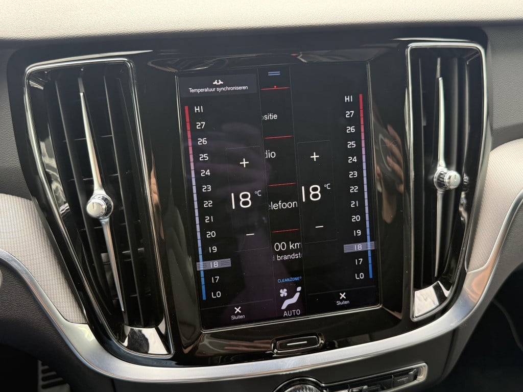 Volvo V60 t6 340pk recharge r-design| panodak| adap.cruise| 360camera| tre