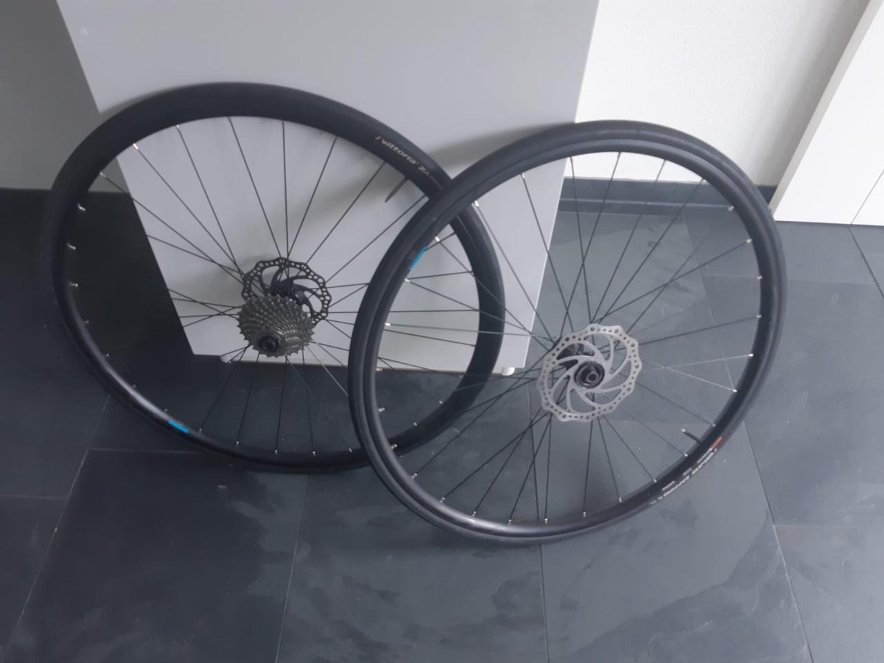 Shimano rs171 wielset met casette, banden en remschijven