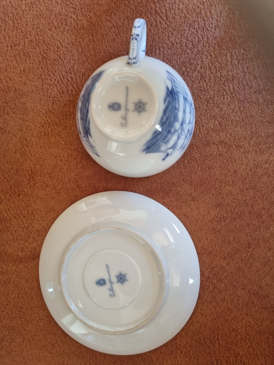 2 witte porseleinen kop en schotels met afbeelding