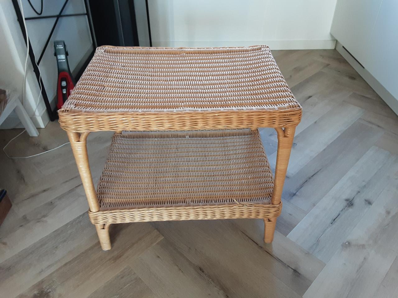 Leuke  keurige rieten  tafel