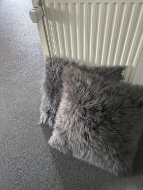 Twee grote kussens 60 bij 60 grijs bont.