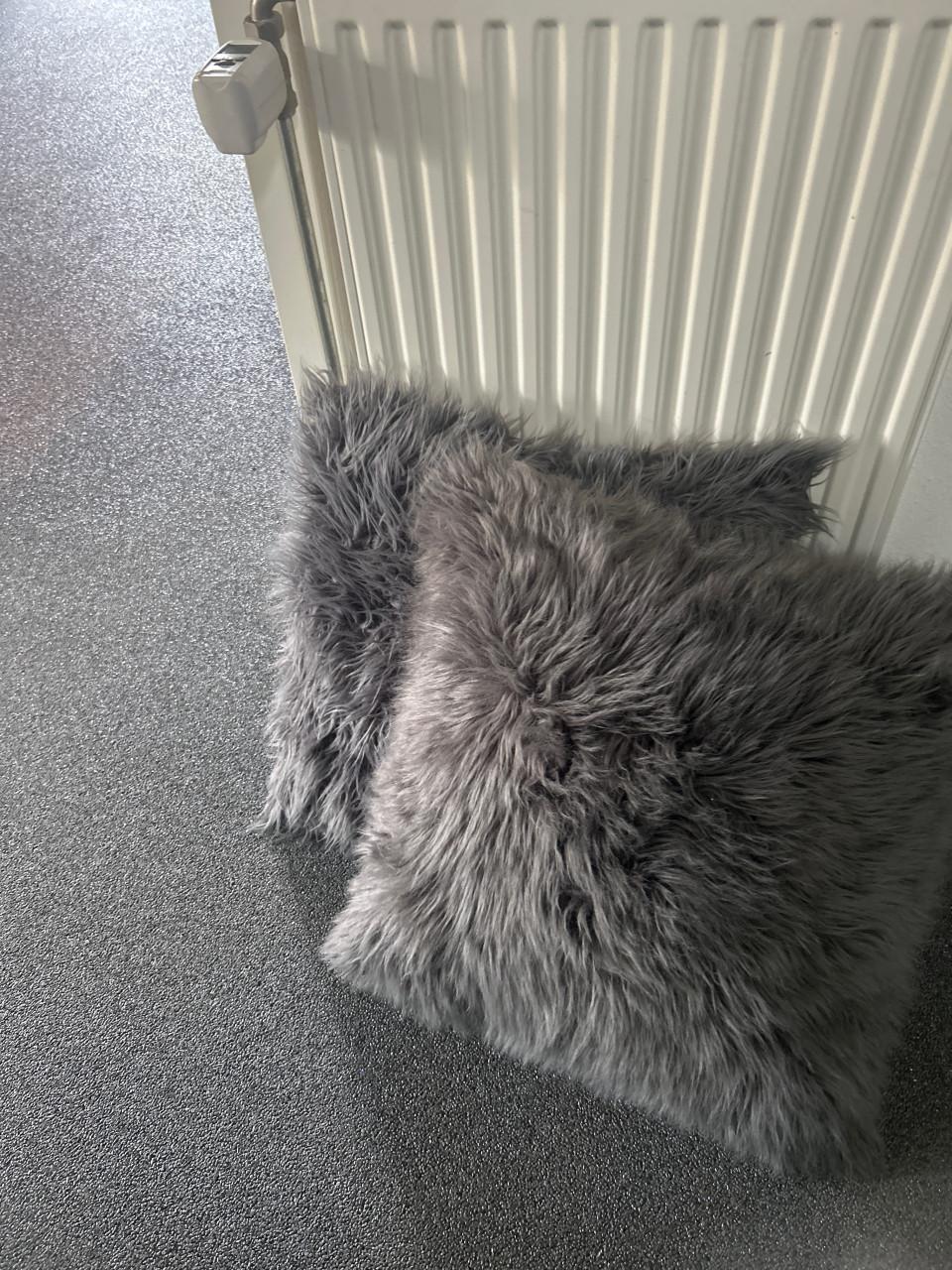 Twee grote kussens 60 bij 60 grijs bont.