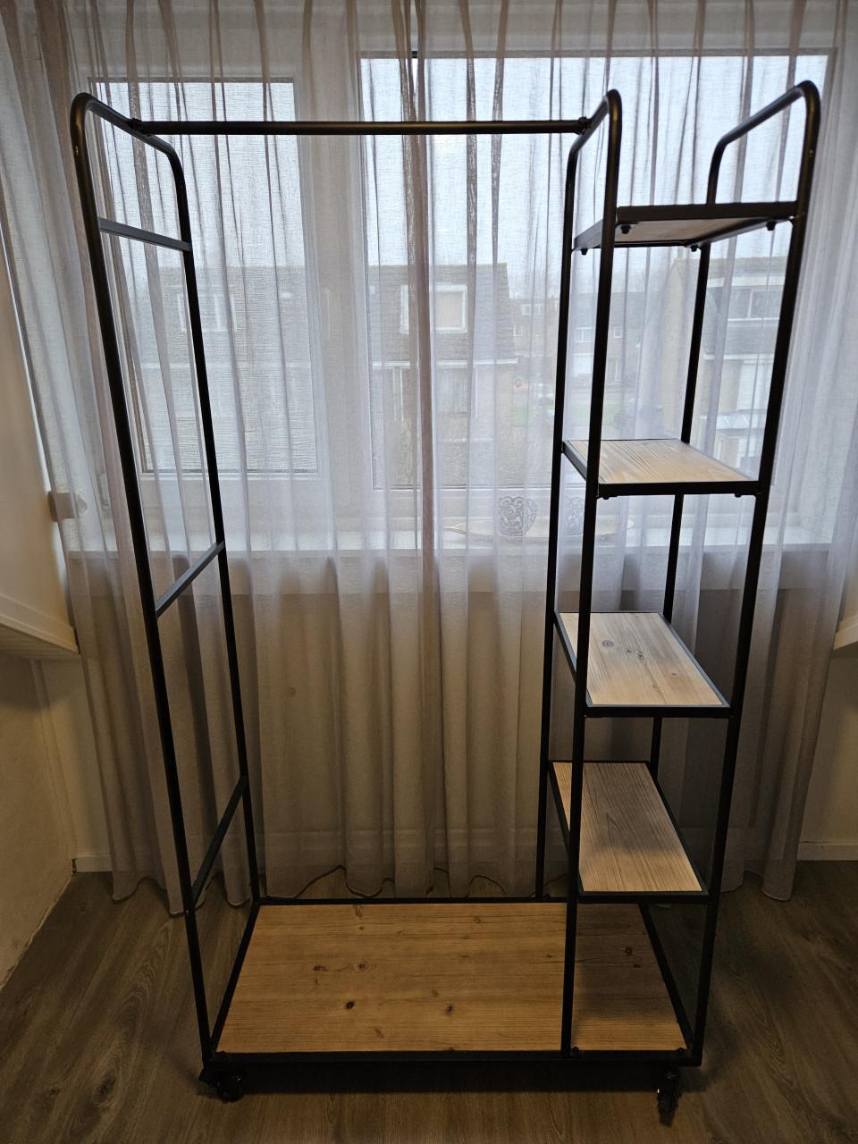 2x robuust verrijdbaar kledingrek met legplanken