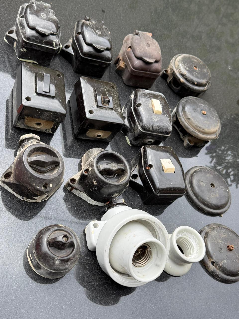 Oud schakelmateriaal van Bakkeliet