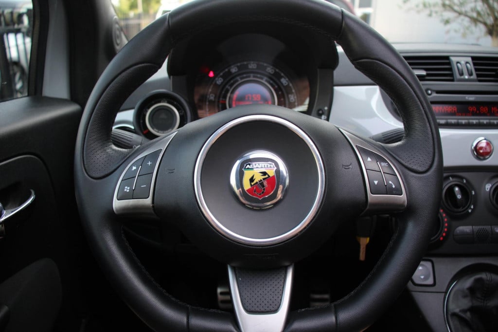 Abarth 500c 1.4 t-jet scorpione - alcantara - aux/usb - 17inch - pdc - gric