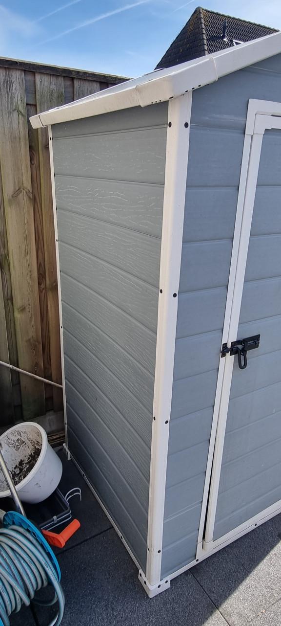 Grijs kunstof tuinhuisje