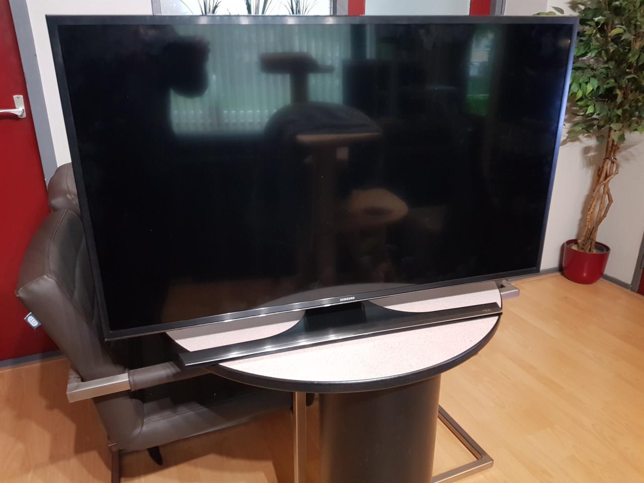 TV Samsung UE40JU6445W te koop met afstandsbediening.