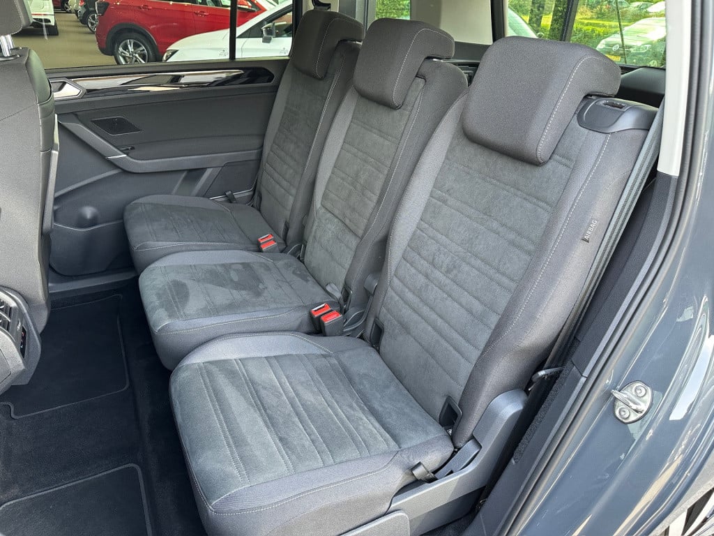 Volkswagen Touran 1.5 tsi 150pk dsg r-line highline | led | trekhaak | dode