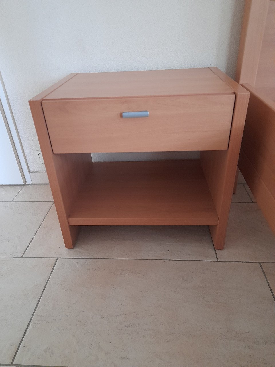 Degelijk 1 Persoons bed met nachtastje (ingoede nette staat)