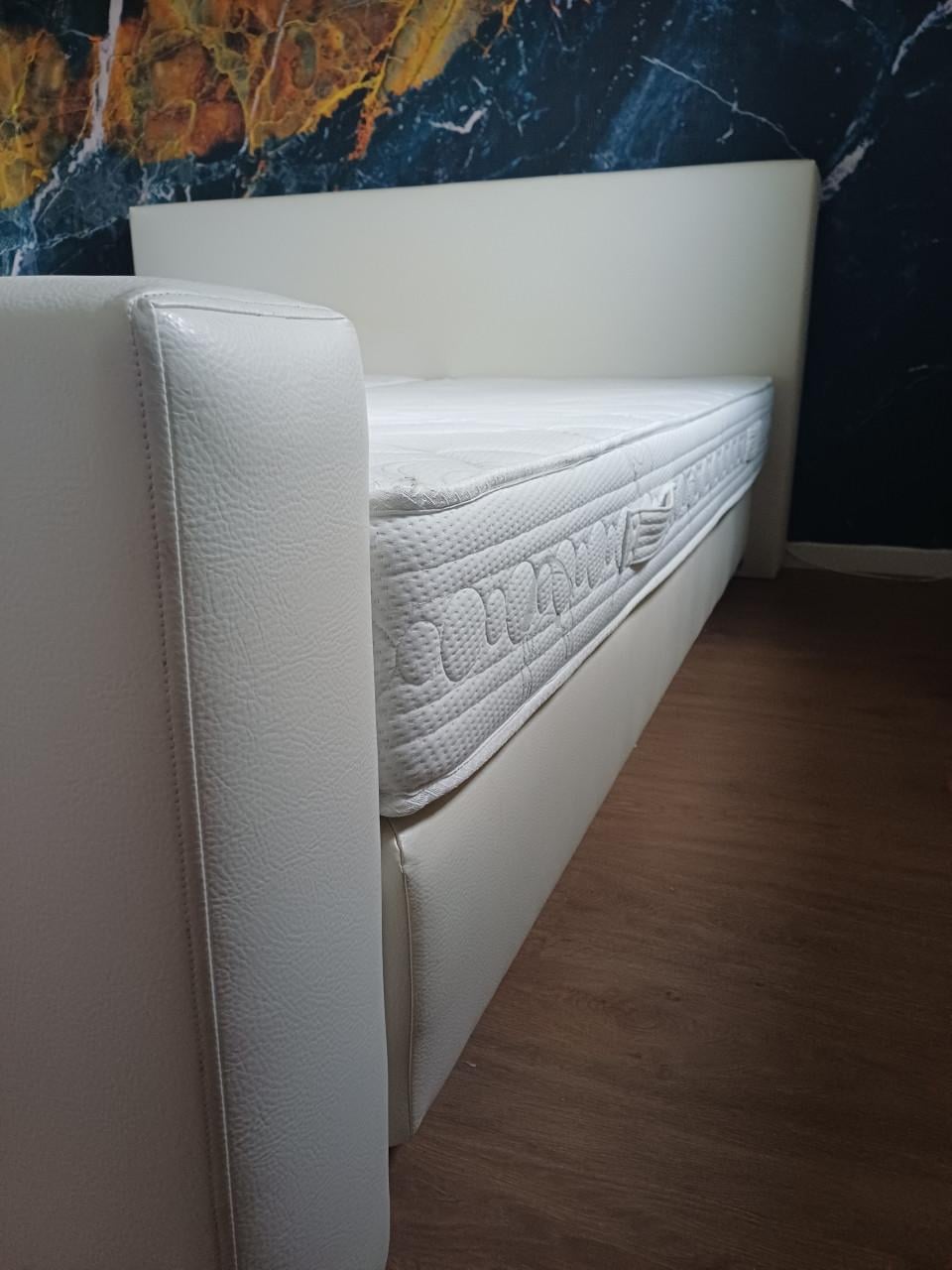 Wit leren boxspring 2- personen