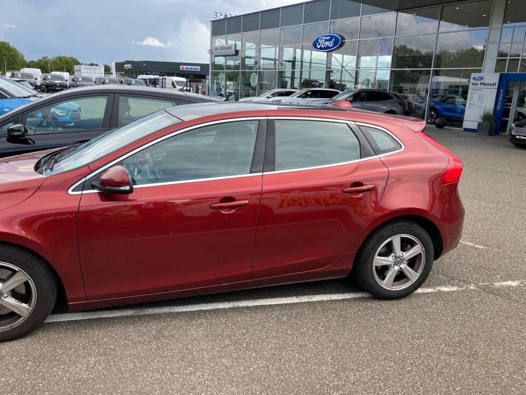 Volvo V40 2.0 t3 momentum | panoramadak | navigatie | cruise control | trek