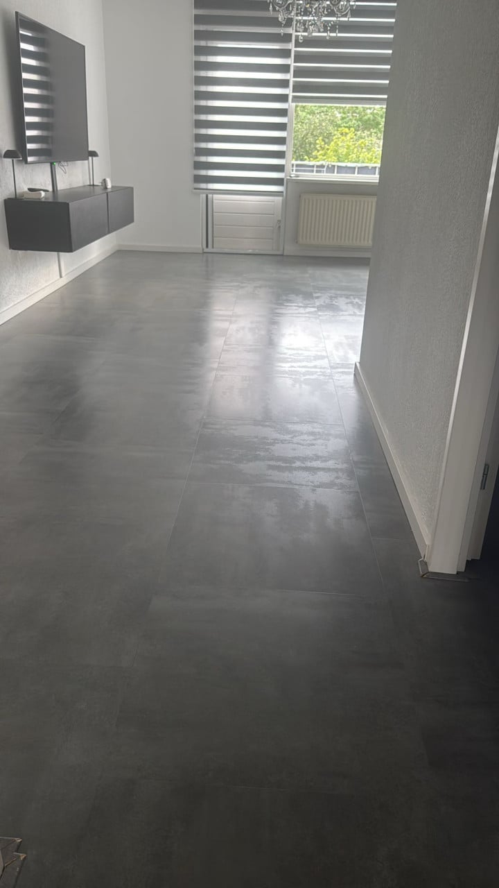 Zeer goede kwaliteit laminaat vloer, betonlook grijs.