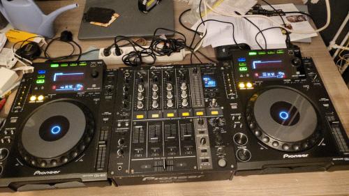 Pioneer dj set 2 x  cdj 900 en djm 700 mixer