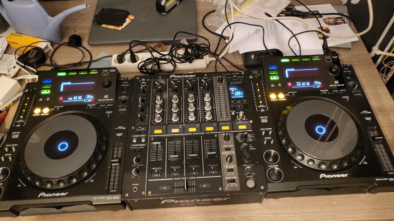 Pioneer dj set 2 x  cdj 900 en djm 700 mixer