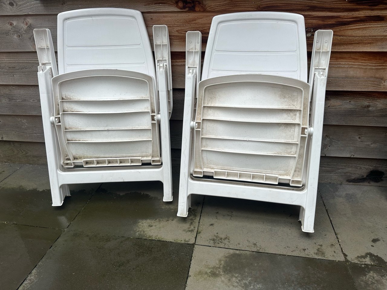 Twee witte, verstelbare, tuinstoelen