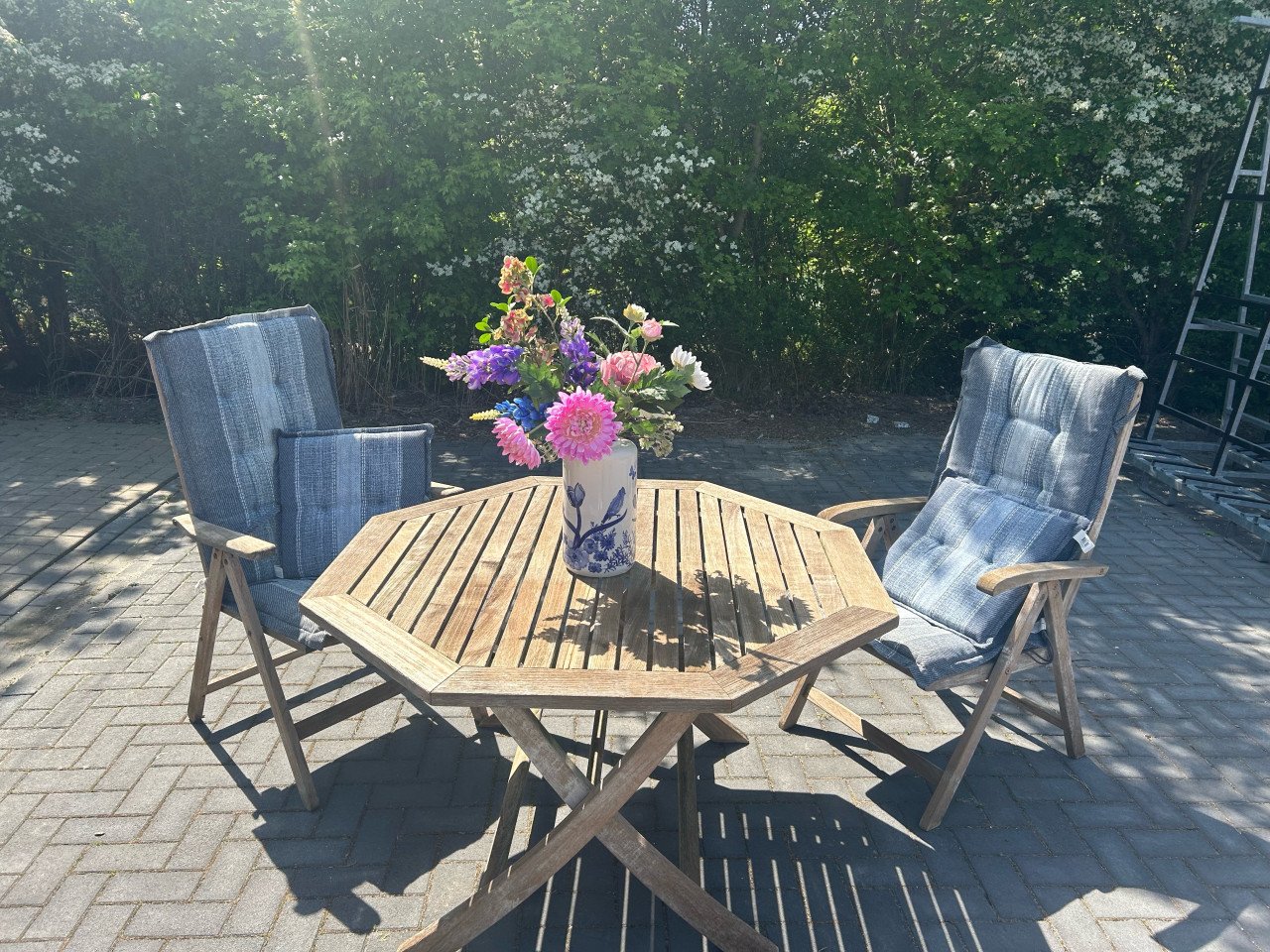 Te koop:Teakhouten tuinset een8 hoekige tafel + 2 verstelbare relaxstoelen