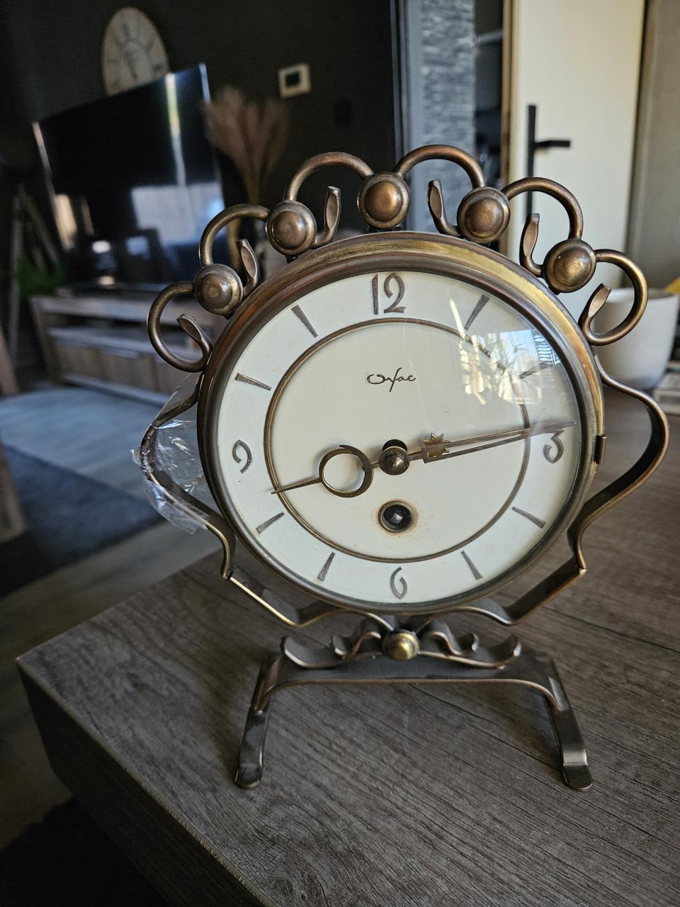 Mooie opwindbare tafelklok/pendule Orfac, jaren 50 messing