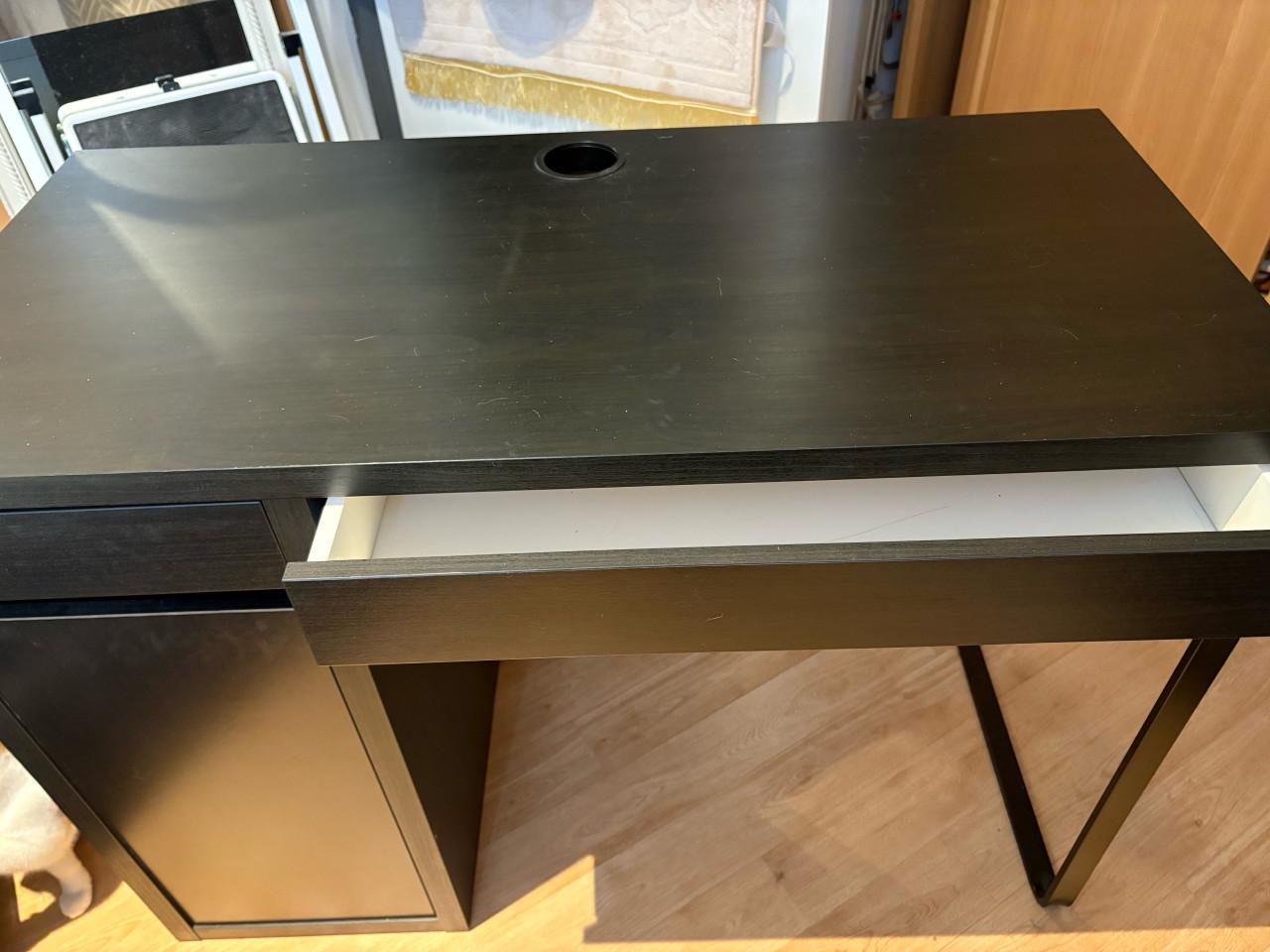 Zwart bureau met lades en kast