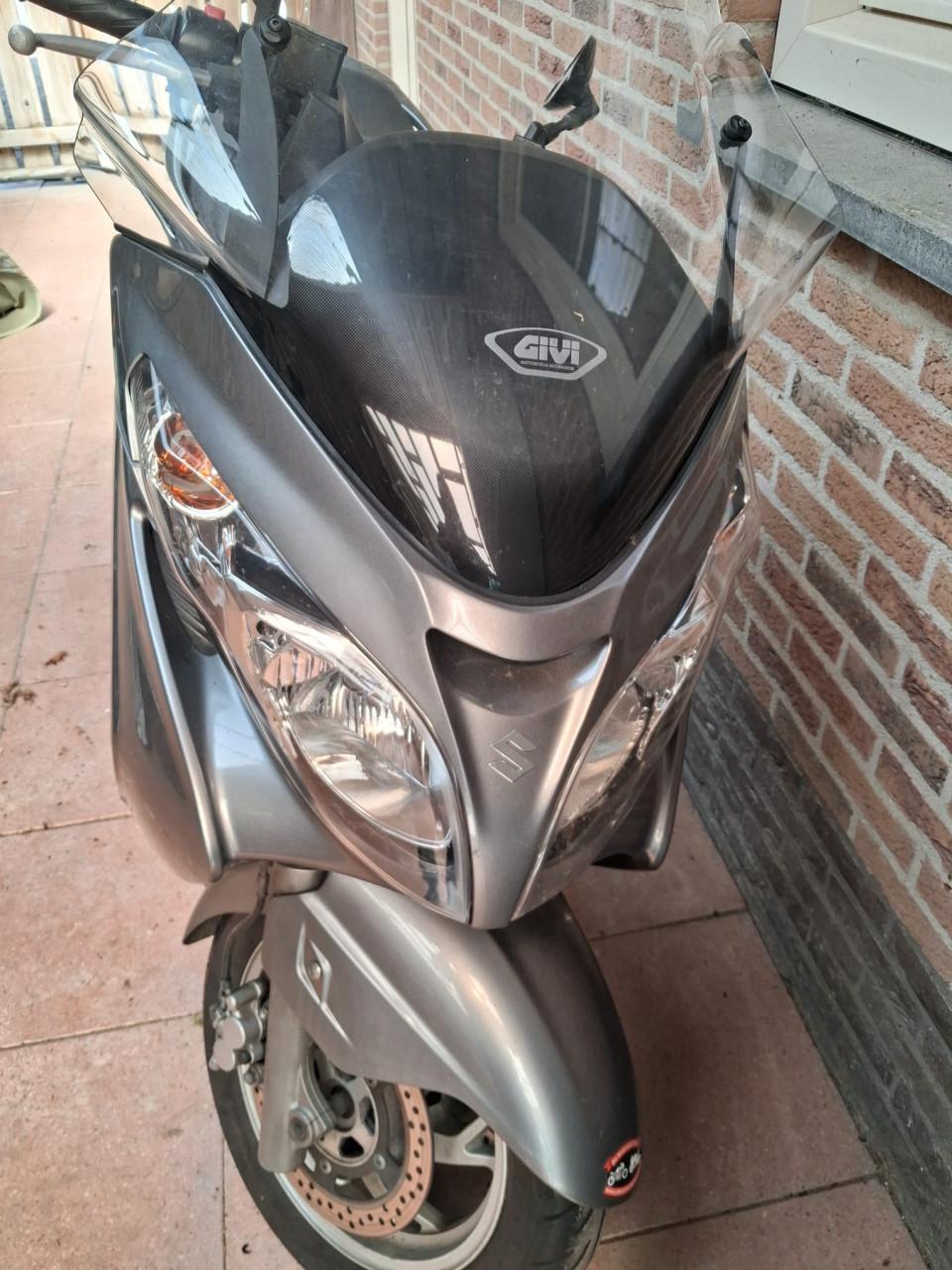 Te koop: Suzuki 400 brugman  motorscooter  2009  zilver  2650 euro