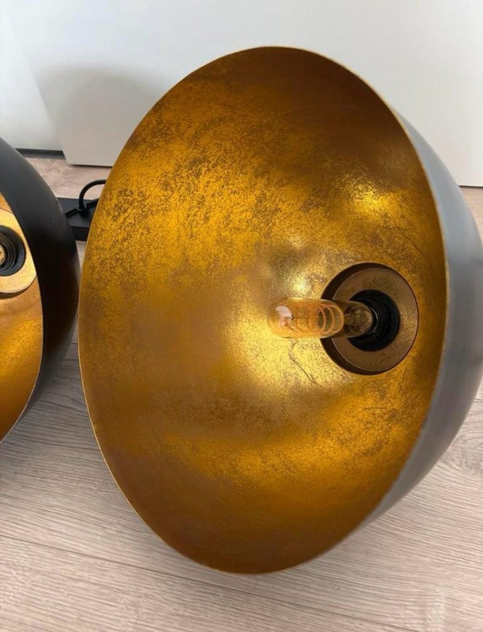 Lamp zwart met gouden binnenkant