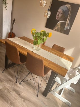 Houten eettafel met zwarte stalen poten