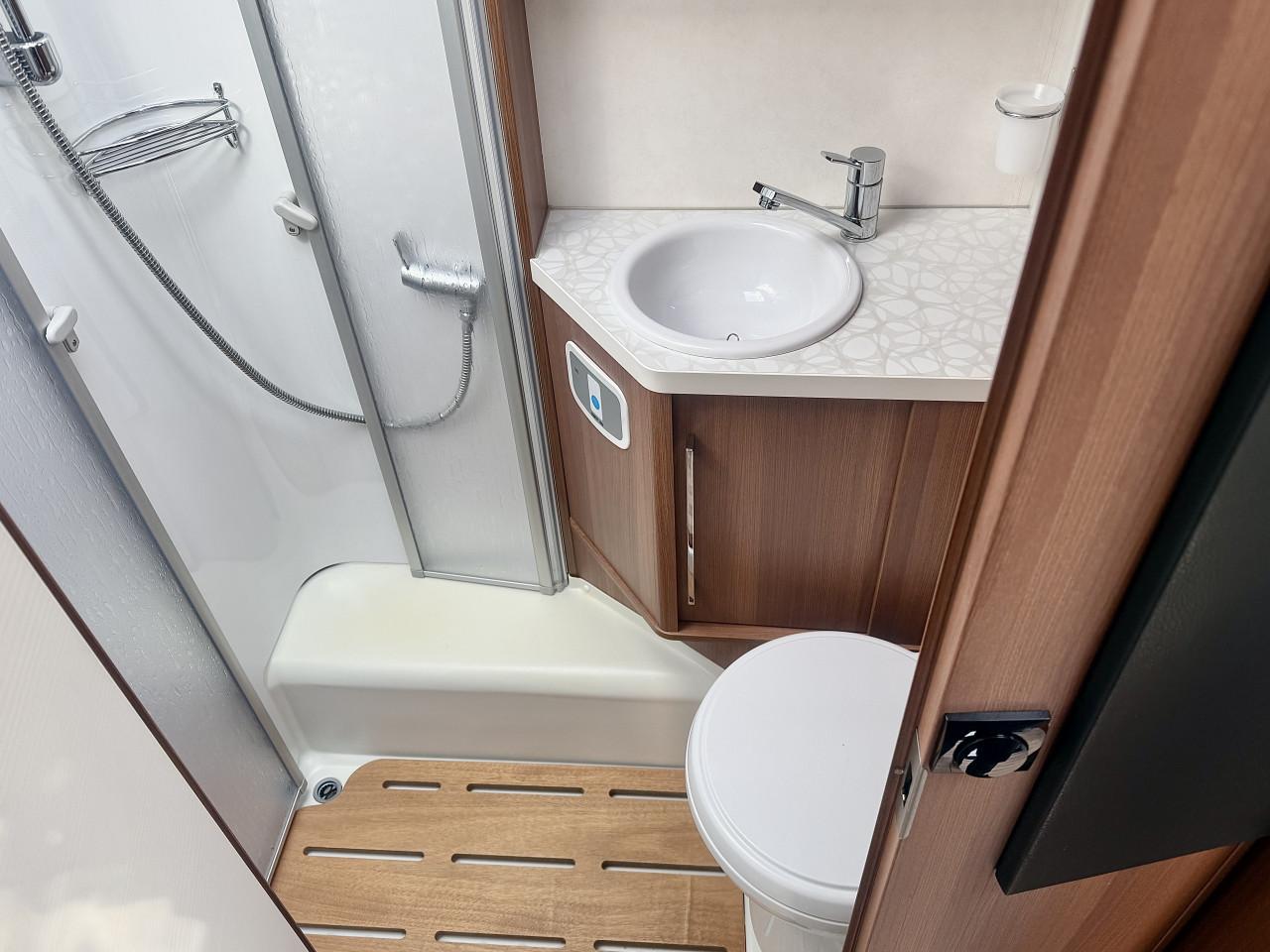 LMC Breezer V646G (Lengtebedden, Nieuwstaat, Dakairco!!)