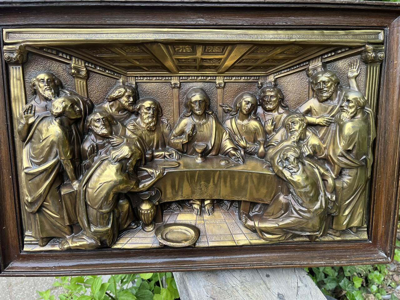 Messing reliëfsculptuur met houten lijst